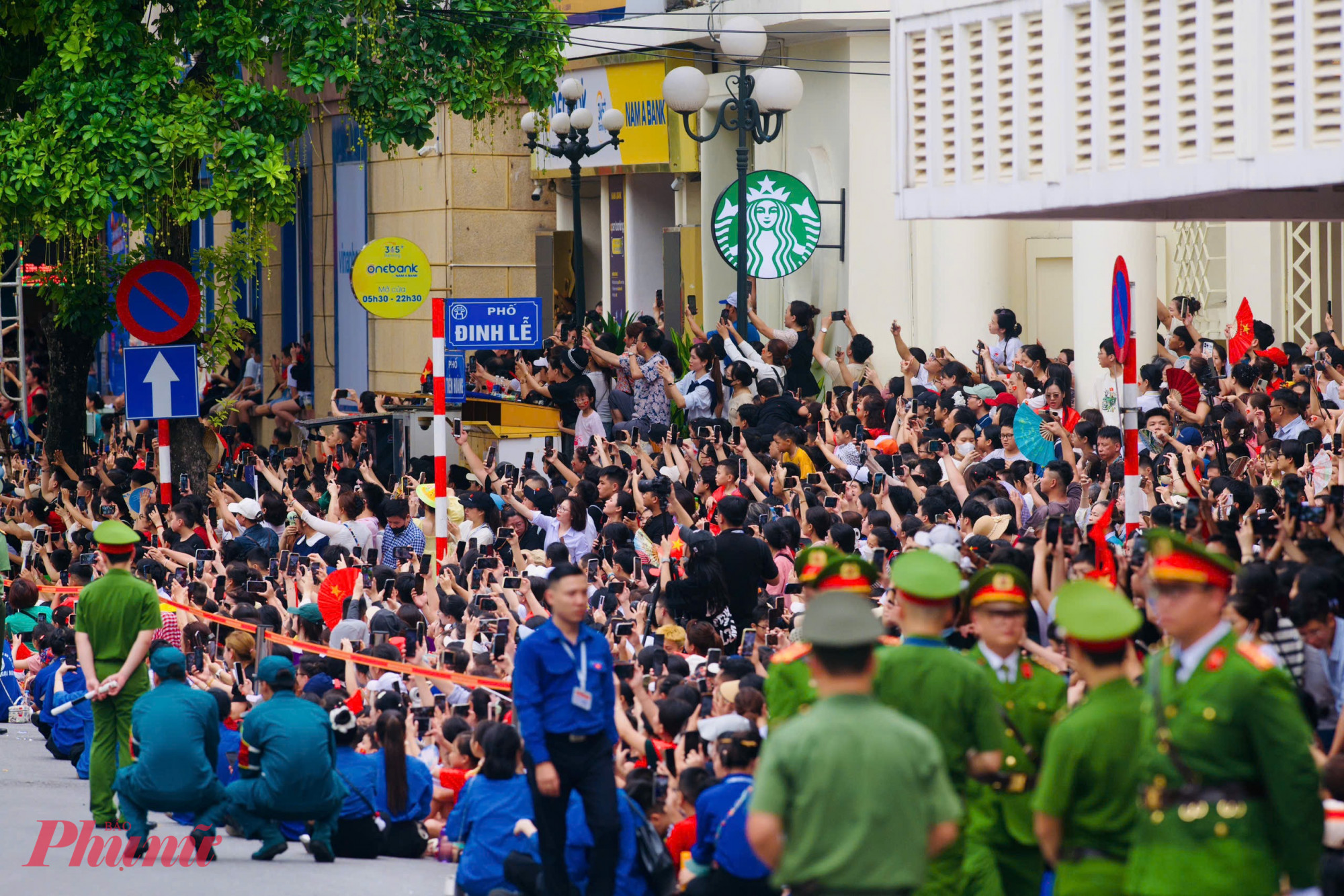 Người dân vây kín Hồ Gươm, dùng điện thoại quay chụp lại khoảnh khắc công an Hà Nội trấn áp tội phạm.