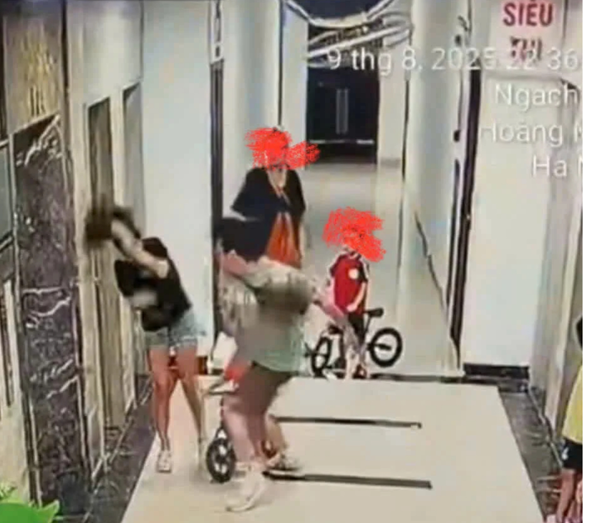 Vụ việc được camera ghi lại.