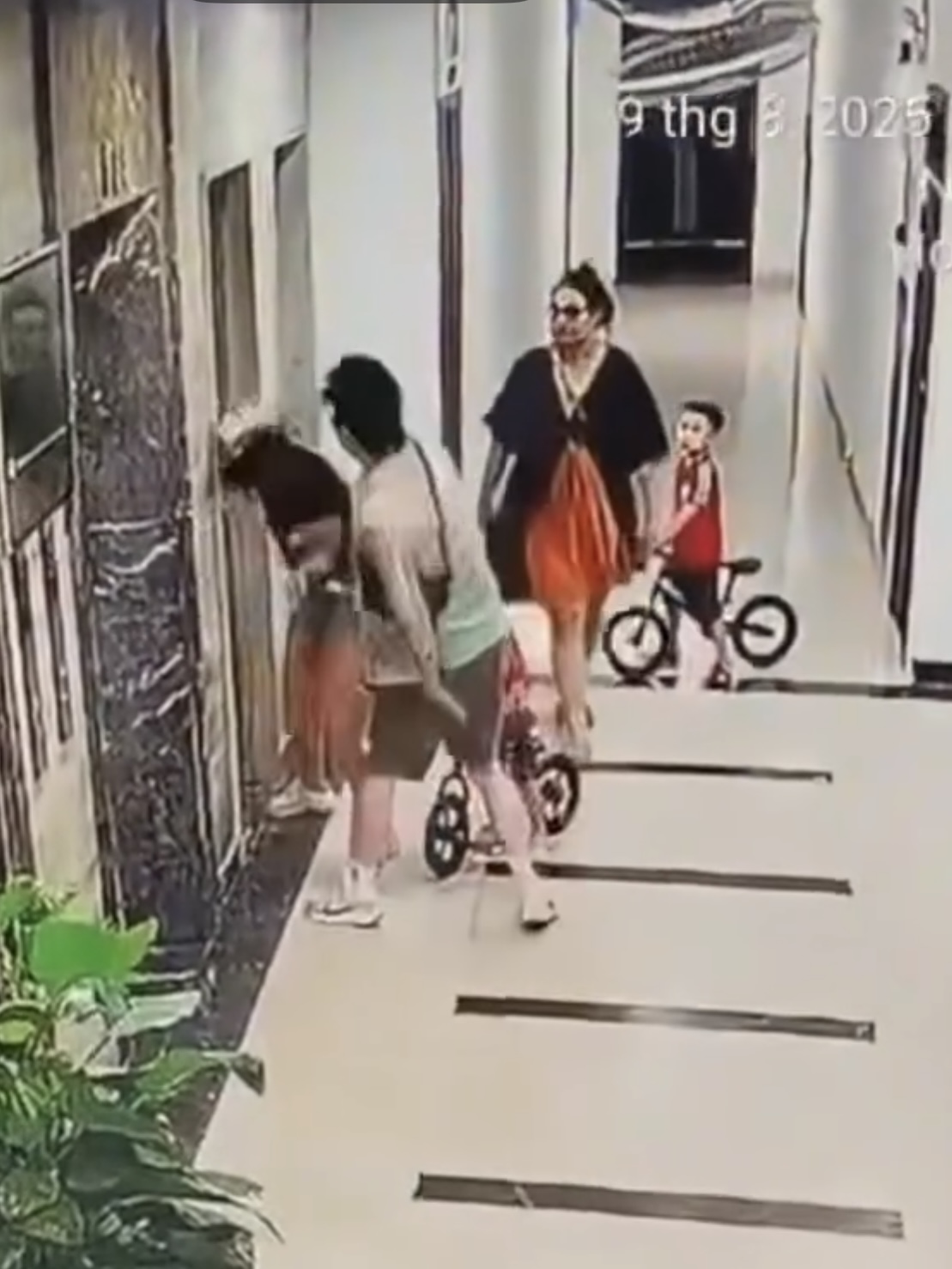 Cô vợ đứng im nhìn chồng ra tay với hàng xóm. Ảnh cắt từ clip