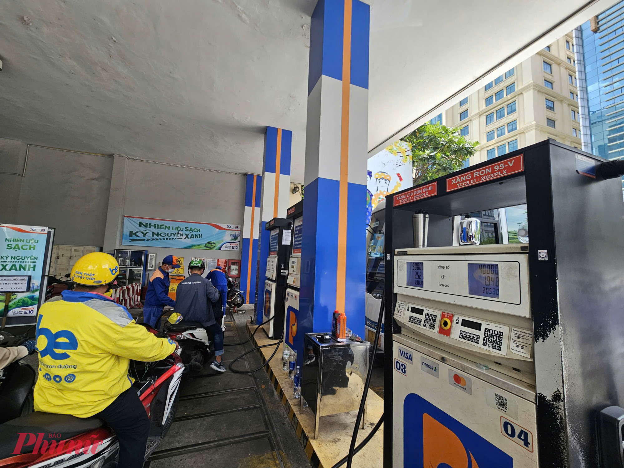 Người dân vẫn chưa quen với loại xăng sinh học mới này - Ảnh: Ngọc Thùy