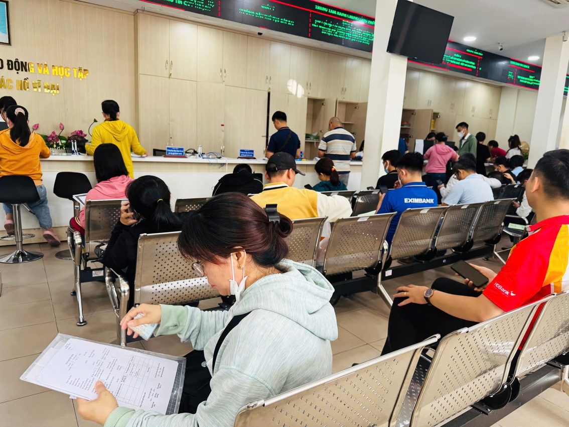 Thủ tục nhà đất thoáng nhưng chưa thông Rất đông người đến Trung tâm Hành chính công phường An Lạc làm thủ tục nhà đất - ẢNH: THANH HOA