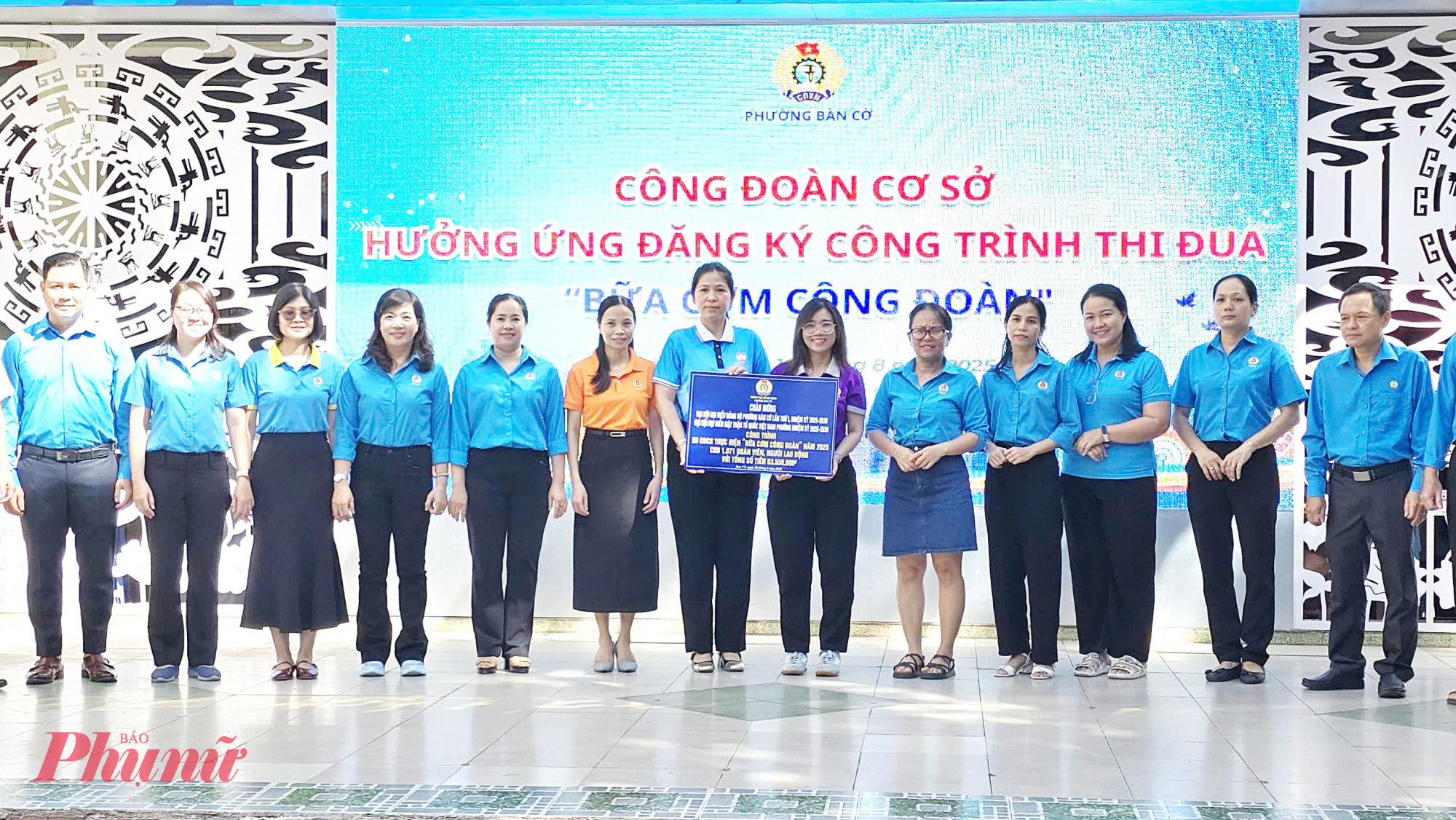 chương trình, sau đây xin mời đại diện 20 Công đoàn cơ sở đăng ký hưởng ứng thực hiện công trình “Bữa cơm Công đoàn” 