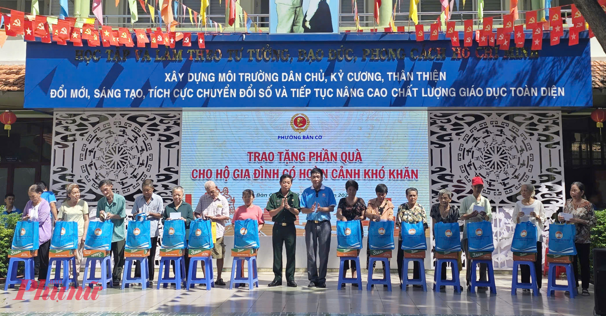 Đồng thời, các đơn vị còn Chăm lo cho hộ gia đình có hoàn cảnh khó khăn: 29 suất