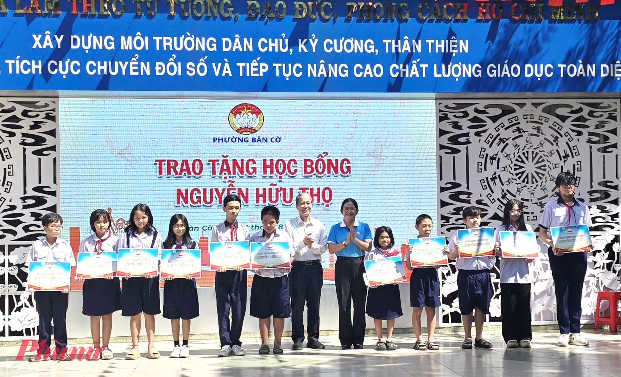 ... và trao tặng 30 suất học bổng Nguyễn Hữu Thọ