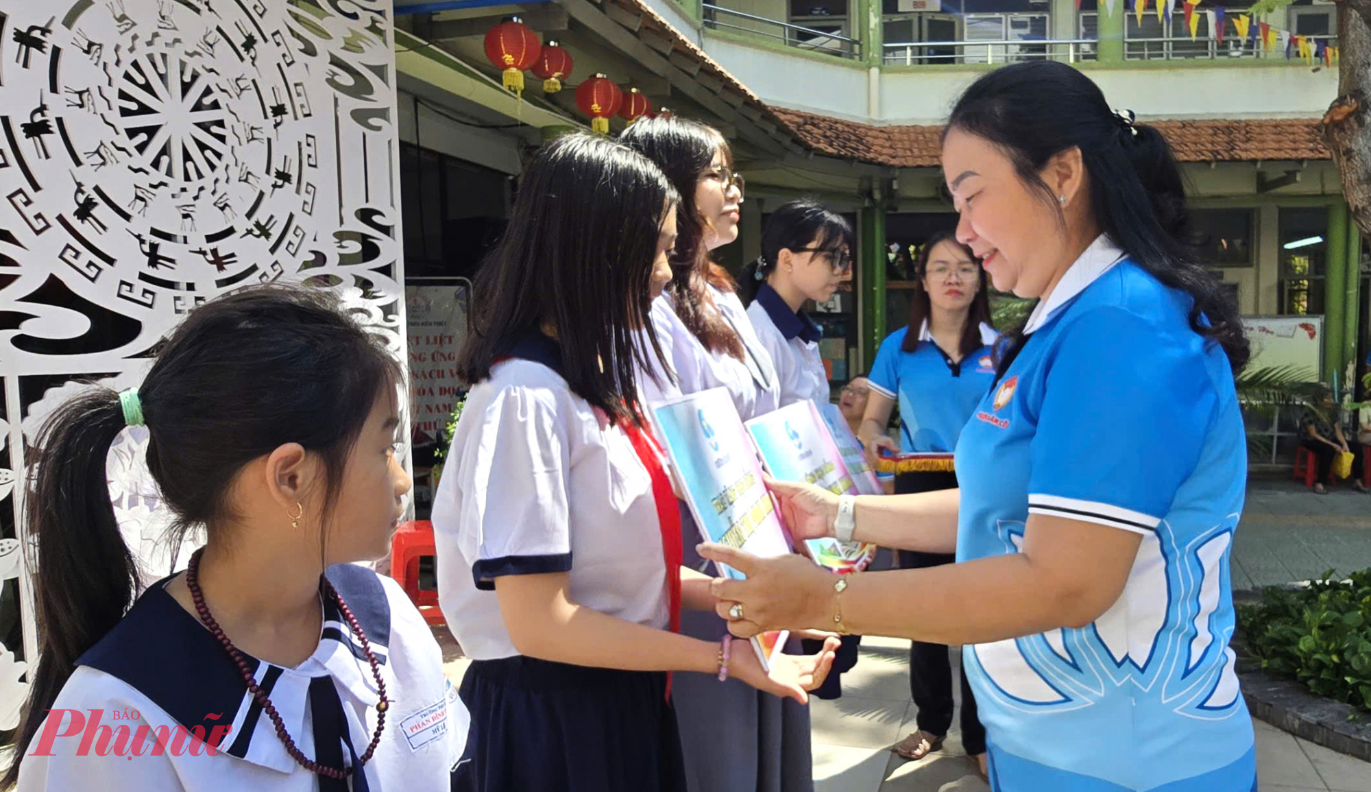 Hội LHPN phường trao tặng 17 suất học bổng Nguyễn Thị Minh Khai và tặng 10 góc học tập cho các em học sinh vượt khó học giỏi