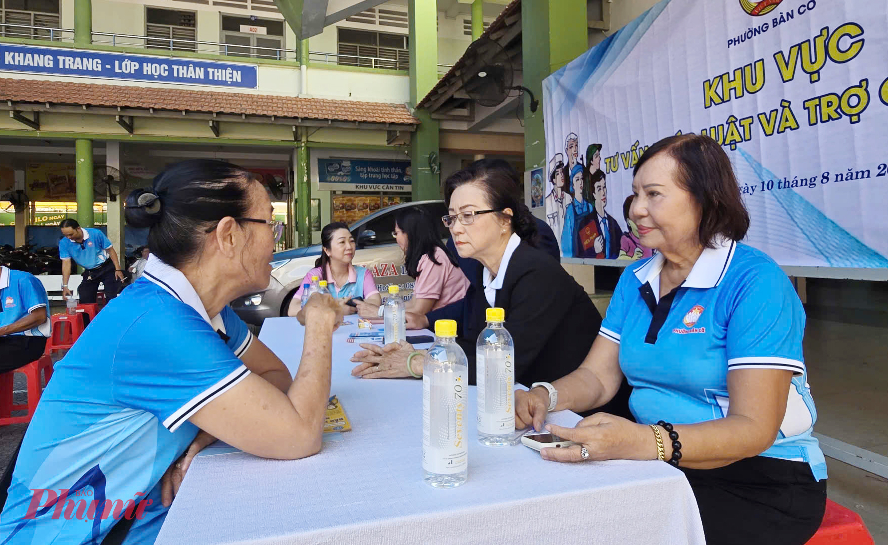 Người dân đến tham gia ngày hội và được tư vấn, trợ giúp pháp lý 