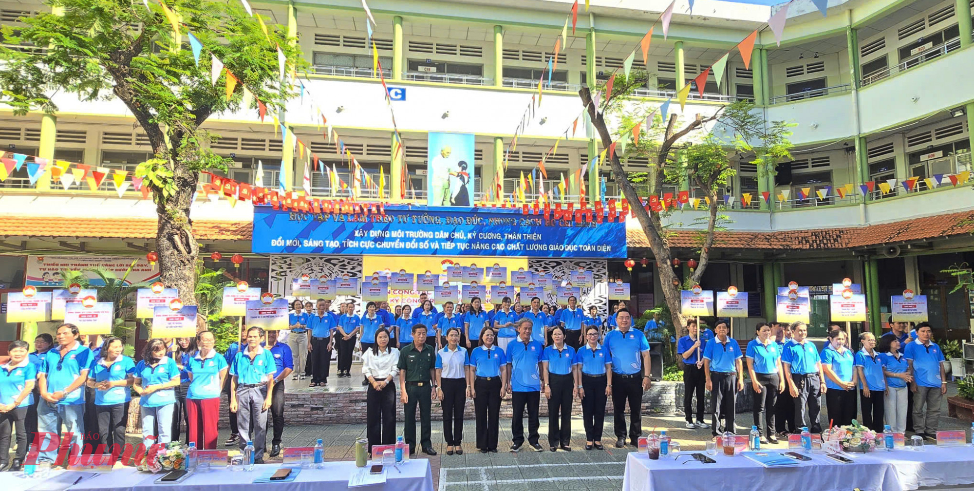 Nội dung thi đua gắn với các kêu gọi các  gắn với Cuộc vận động “Toàn dân đoàn kết xây dựng nông thôn mới, đô thị văn minh”, Phong trào xây dựng khu dân cư “Đoàn kết - Nghĩa tình - Tự quản”, Phong trào “Toàn dân bảo vệ an ninh Tổ quốc”; Phong trào “Thành phố muôn sắc hoa”…