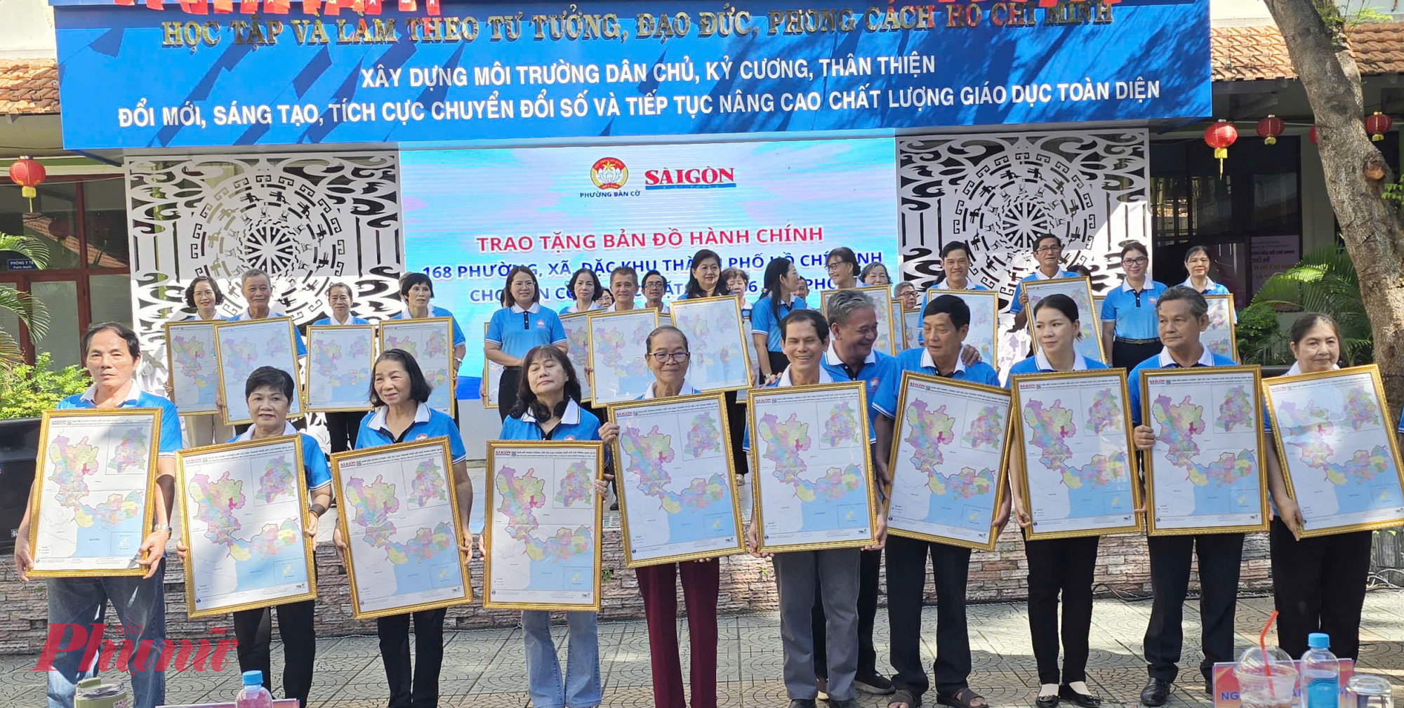 Được sự hỗ trợ của đơn vị Báo Sài Gòn Giải phóng, hôm nay, Ủy ban Mặt trận Tổ quốc Việt Nam phường tổ chức trao tặng bản đồ hành chính TP.HCM cho 36 khu phố 