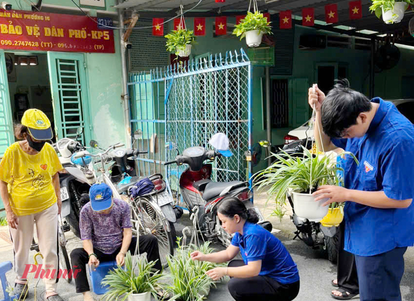 Các khu phố cũng tham gia lễ ra quân, tổ chức trồng thêm nhiều cây kiểng, tạo mảng xanh 