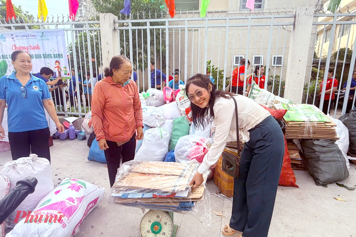 Khu vực “Đổi rác tái chế - Trao quà sống xanh” 