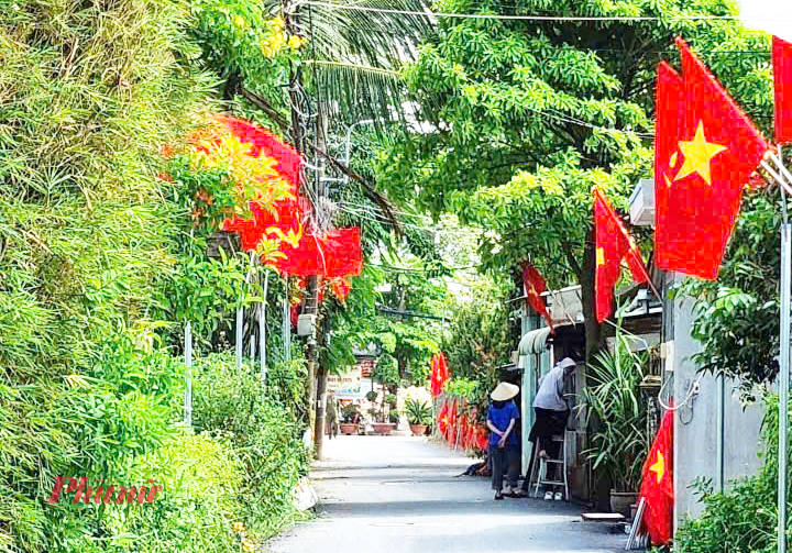 Dịp này, Ủy ban MTTQ phường, khu phố cũng tổ chức ra mắt tuyến đường cờ 