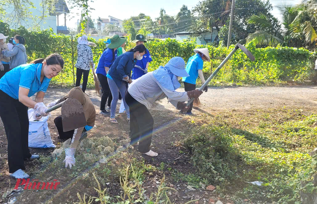 Hội LHPN phối hợp ra quân làm sạch môi trường 