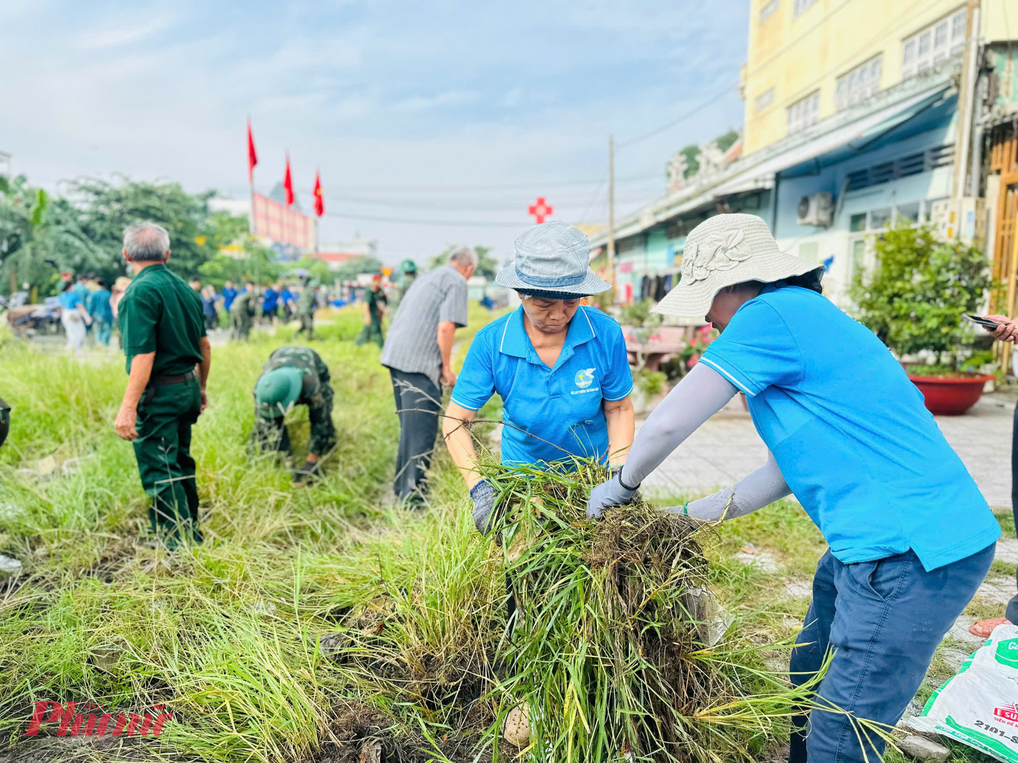 Hơn 100 người tham gia hoạt động lần nat2 
