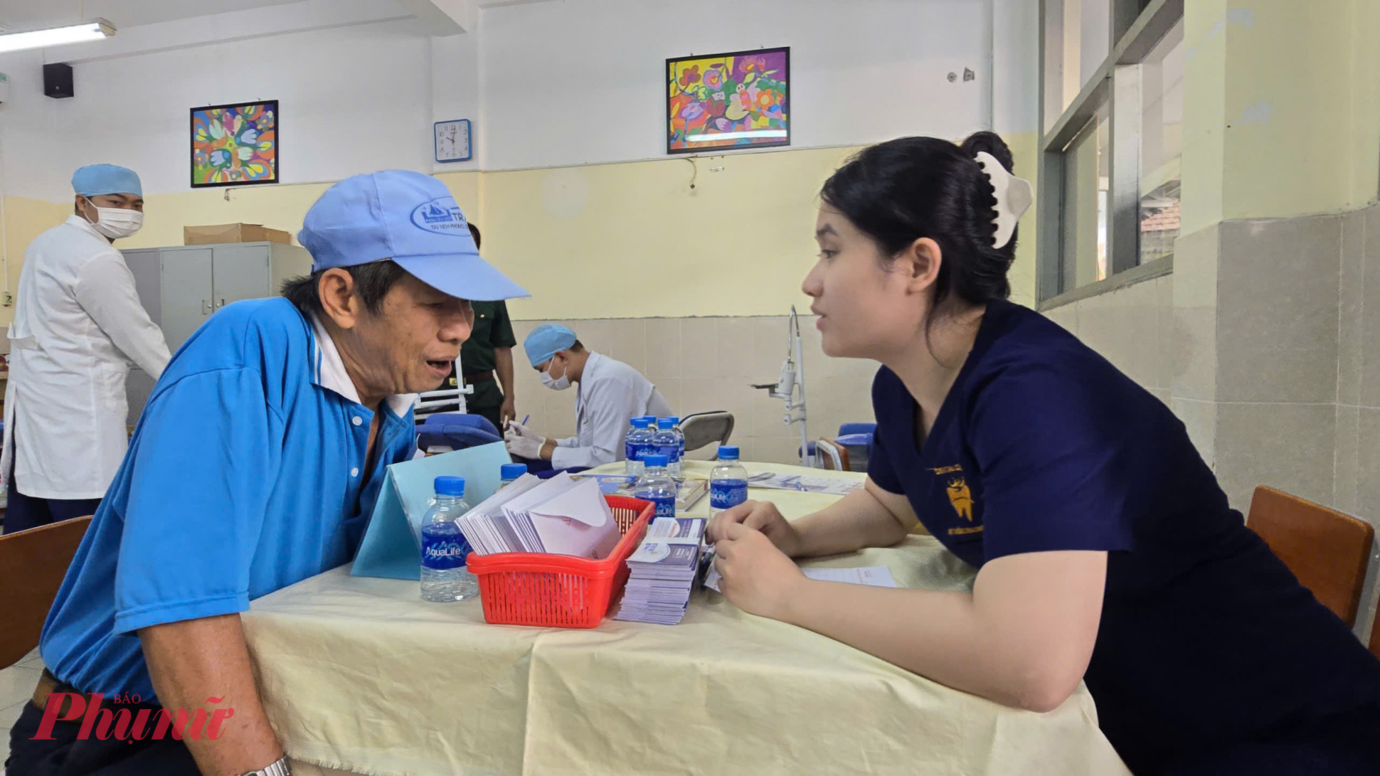 Tại chương trình, Ban tổ chức còn tổ chức các gian hàng chăm sóc sức khỏe, tư vấn pháp luật, BHXH, BHYT... 