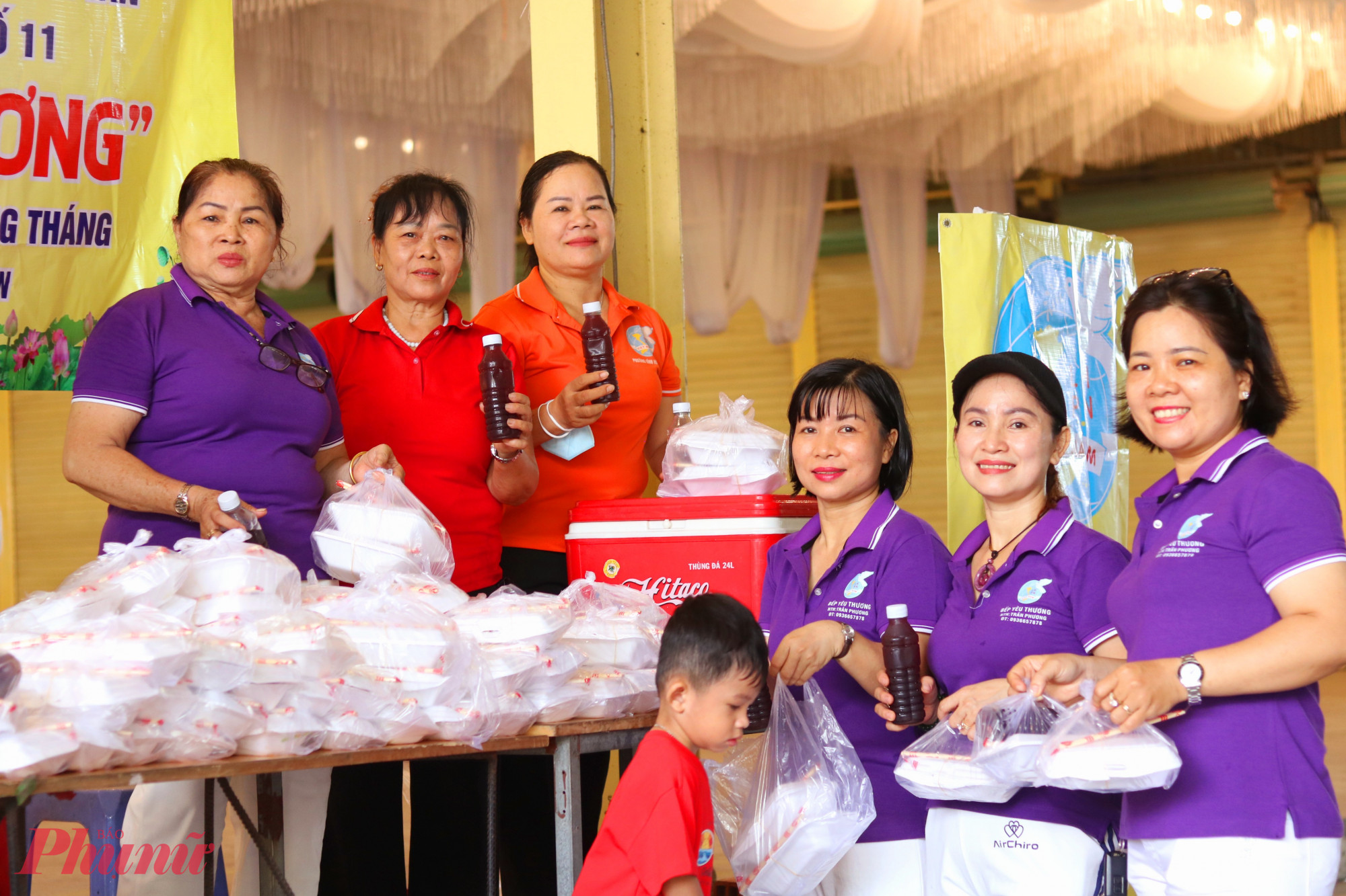 Các thành viên “Bếp yêu thương” cùng chuẩn bị đồ ăn kèm nước sâm để trao tay người dân trong ngày 11/8 - Ảnh: Mẫn Nhi