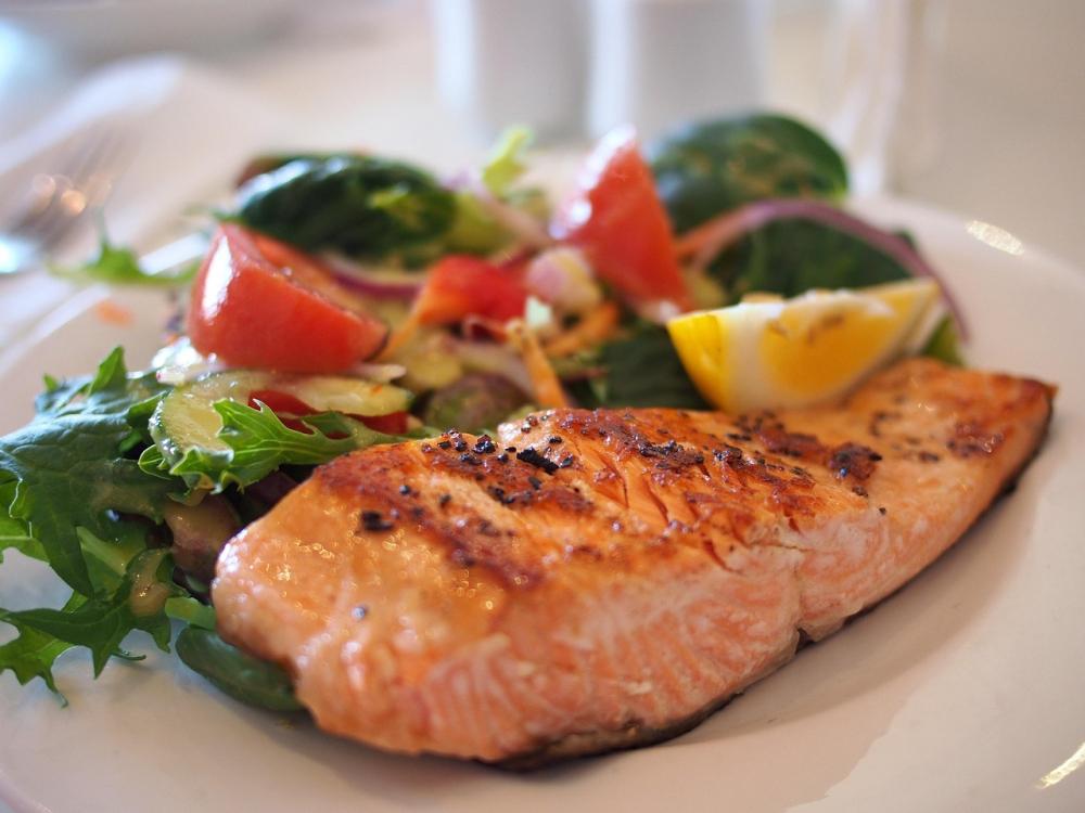 Cá hồi là nguồn cung cấp omega-3 tuyệt vời, giúp giảm stress. Ngoài ra, nó còn giàu vitamin D, giúp tăng serotonin – hóa chất gắn liền với cảm giác hạnh phúc.