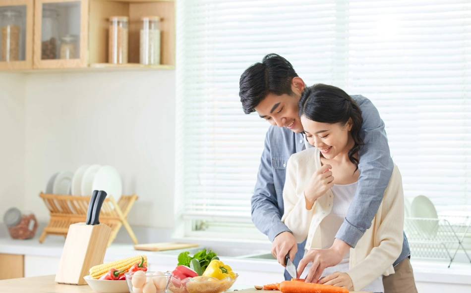 Chồng giúp san sẻ việc nhà khiến gia đình hạnh phúc hơn (ảnh minh họa)