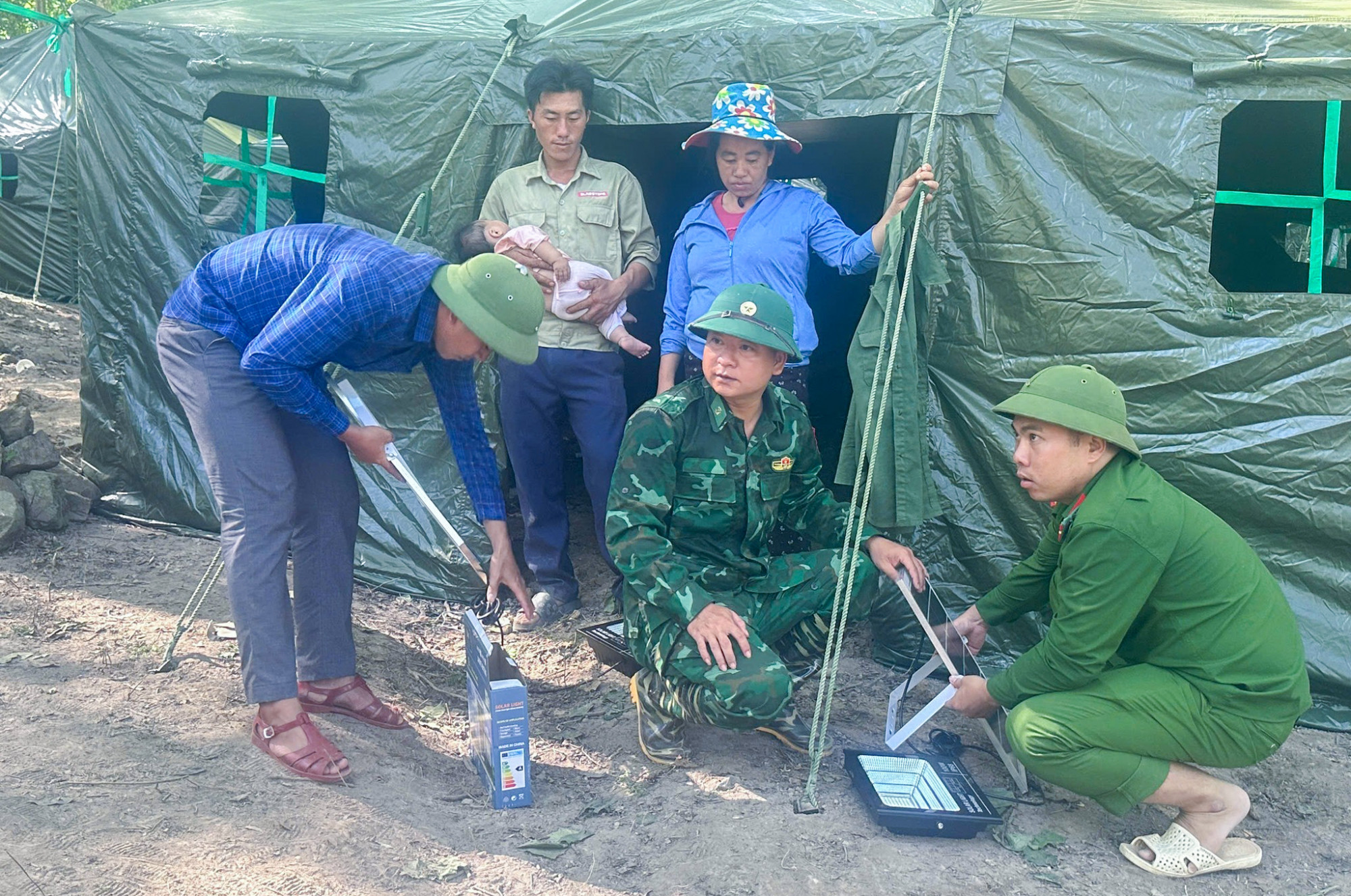 Mỗi nhà bạt còn được hỗ trợ thêm một bóng đèn năng lượng mặt trời và bồn chứa nước - Ảnh: Đình Hùng