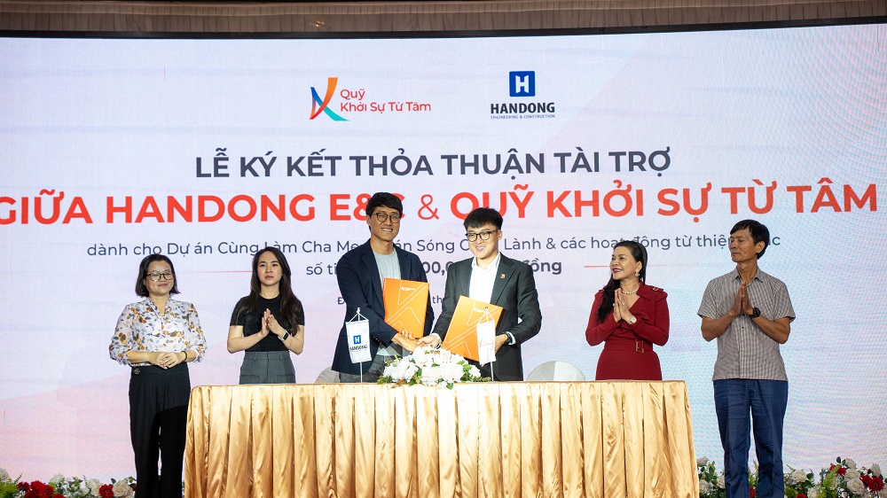 Bà Đặng Thị Kim Oanh (thứ 2 từ phải sang) chứng kiến ông Nguyễn Phú Đức - Giám đốc Quỹ Khởi Sự Từ Tâm (thứ 3 từ phải sang) - và ông Park Jinho - Tổng giám đốc Công ty Handong E&C (thứ 4 từ phải sang) - ký thỏa thuận tài trợ 600 triệu đồng - Ảnh: Châu Phạm