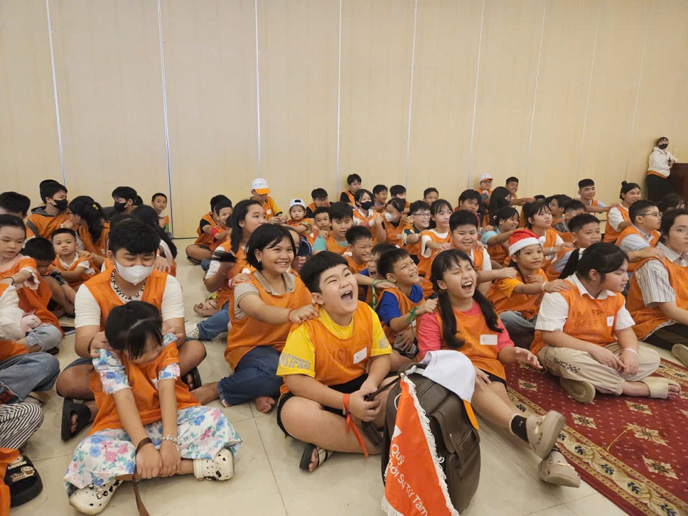 Các bé có những khoảnh khắc vừa học, vừa chơi hết mình - Ảnh: Quỹ Khởi Sự Từ Tâm