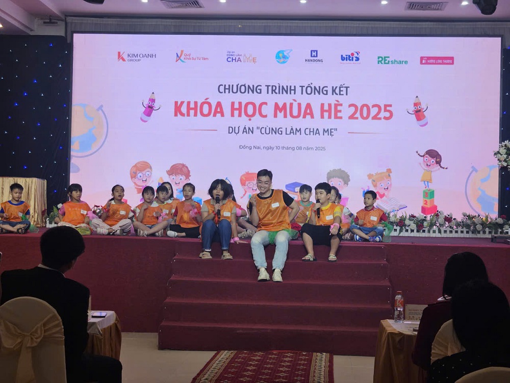 Từ rụt rè, sợ hãi, nhiều em đã tự tin trình diễn văn nghệ trong buổi tổng kết - Ảnh: Quỹ Khởi Sự Từ Tâm