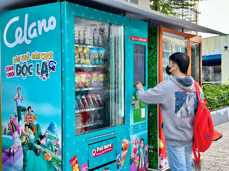 Máy bán kem tự động đầu tiên của Nutifood tại Việt Nam thu hút với nhiều bạn trẻ - Ảnh: Nutifood