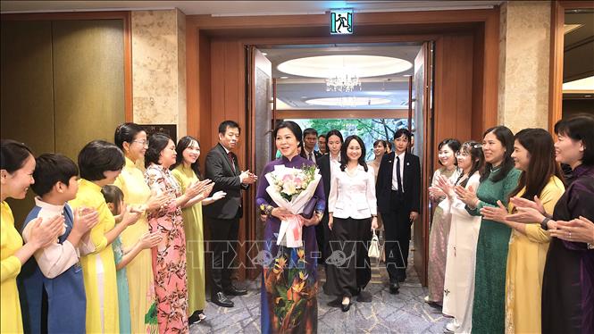 Các cô dâu chào đón Phu nhân Ngô Phương Ly. Ảnh: Khánh Vân/PV TTXVN tại Hàn Quốc