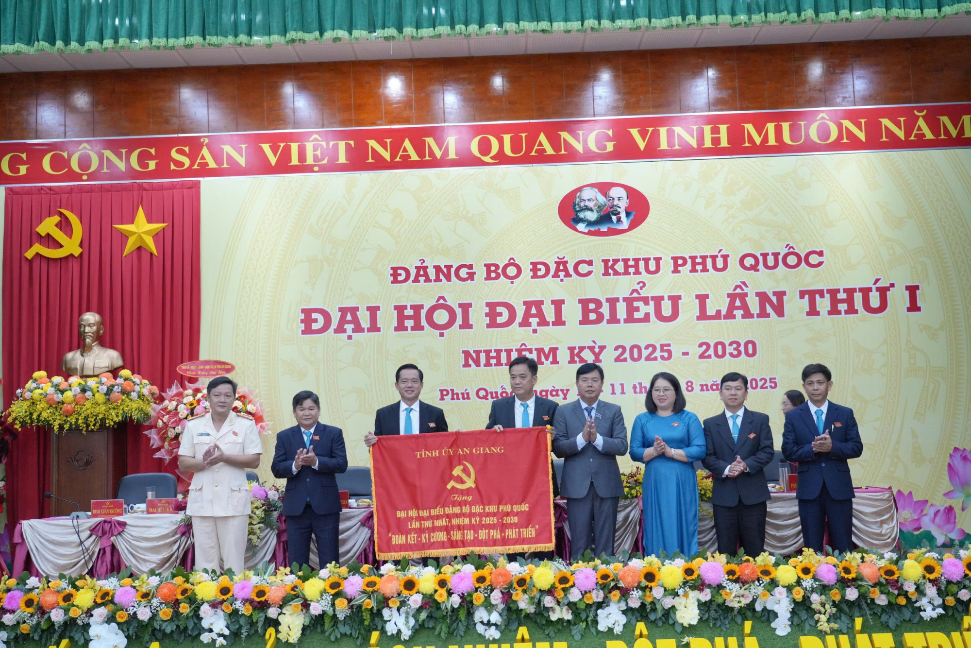 Bí Thư Tỉnh ủy Kiên Giang tặng 