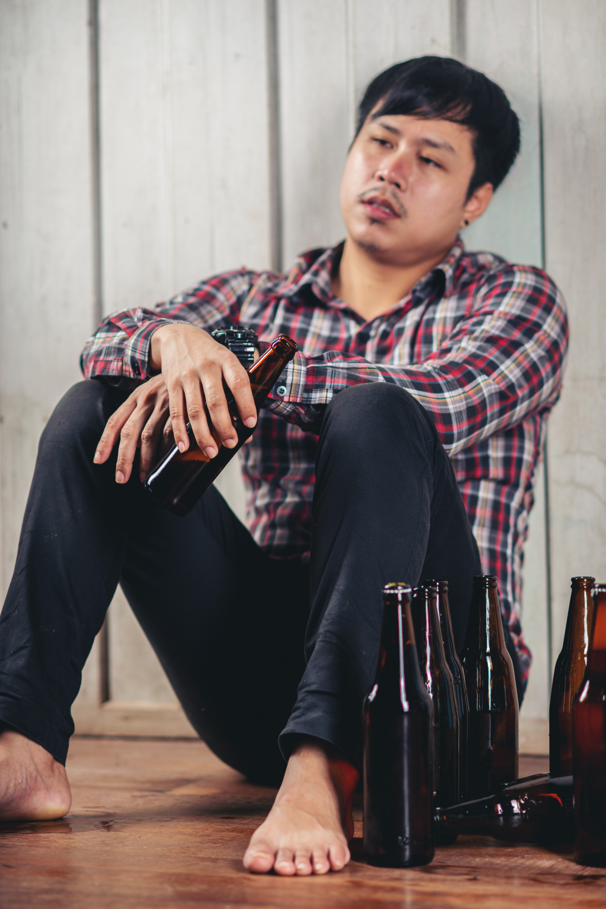 Rời xa người chồng bê tha rượu chè Bia rượu là nguyên nhân khiến đàn ông không thể làm chủ được mình ( Ảnh minh họa : Freepik)