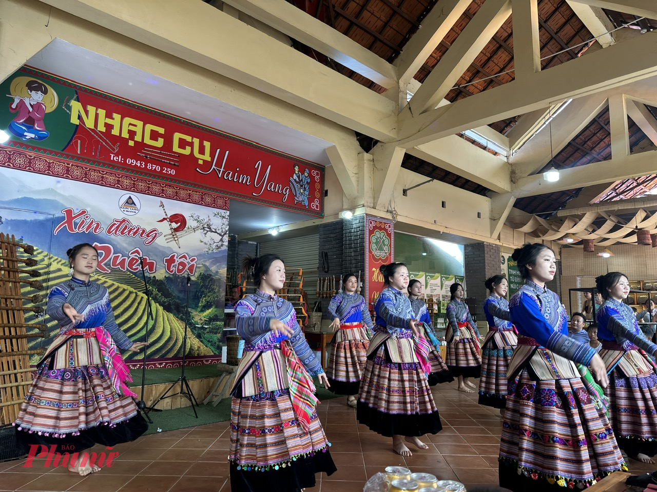 Những cô gái trẻ vui xinh đẹp trong điệu múa
