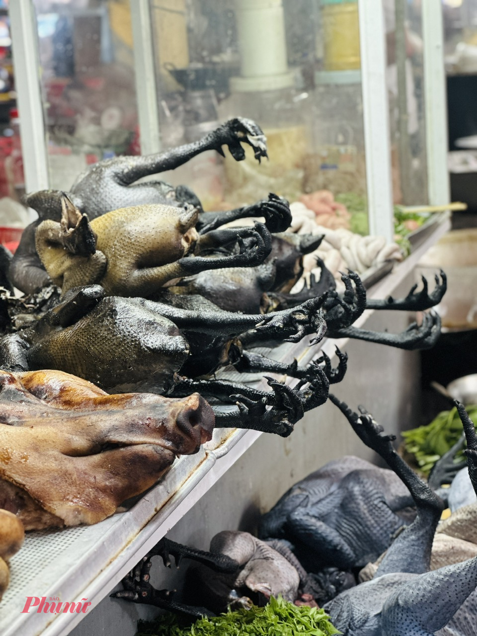Gà den lợn bản