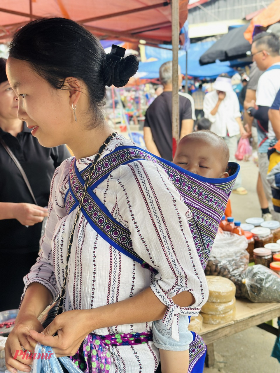 Em bé ngủ ngoan trên lưng  mẹ