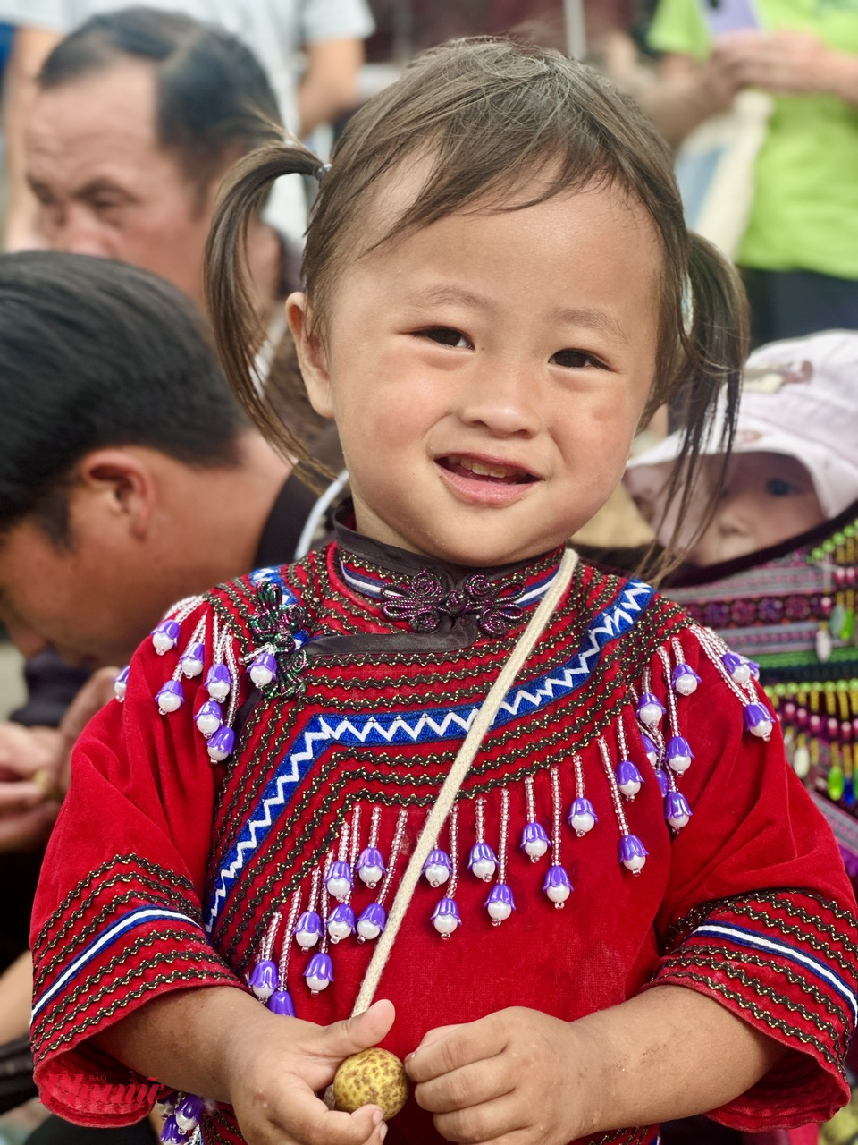 Em bé theo mẹ đi chợ