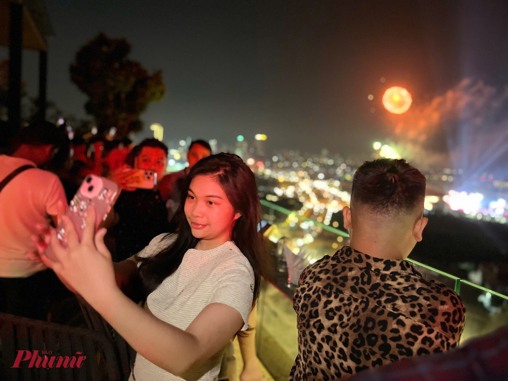 Người dân check-in thời khắc đặc biệt của chương trình.