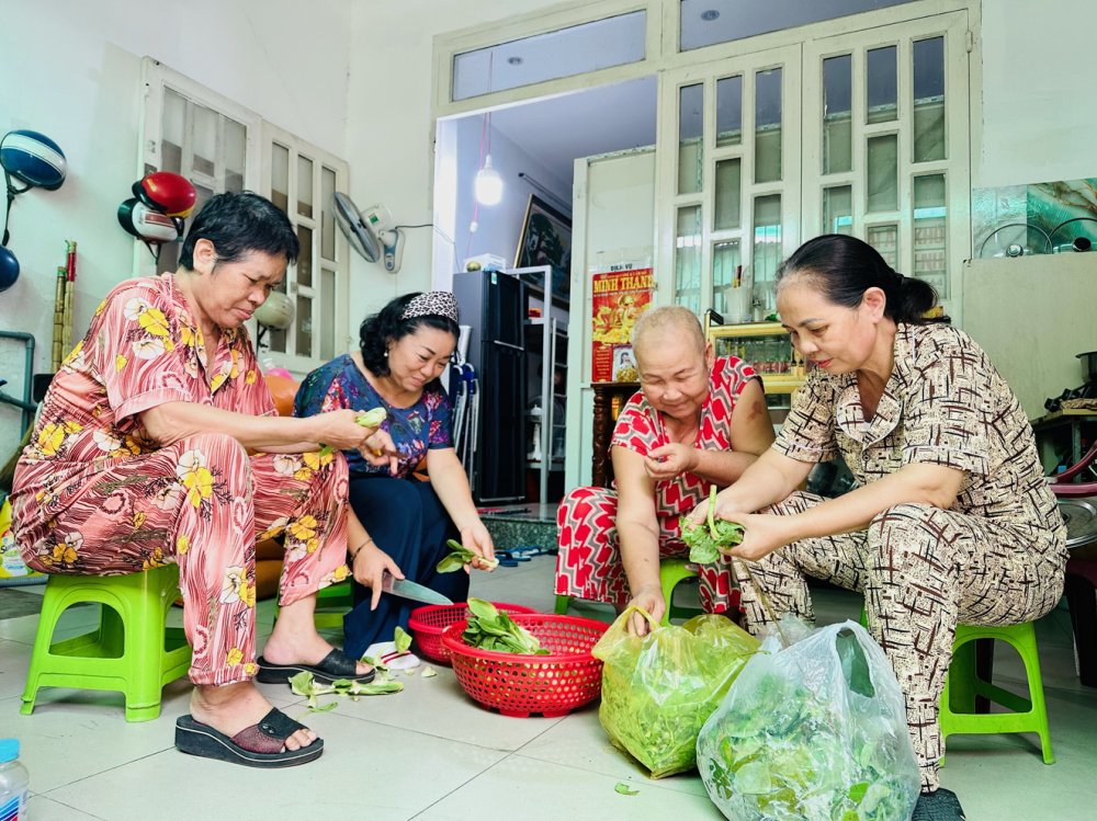 Cô Mai Hương Hoàng (thứ hai từ trái qua) và bà Nhạn (bìa phải) thường cùng nhau tổ chức nấu ăn, tạo không khí gắn kết, vui vẻ cho các bệnh nhân trong mái ấm