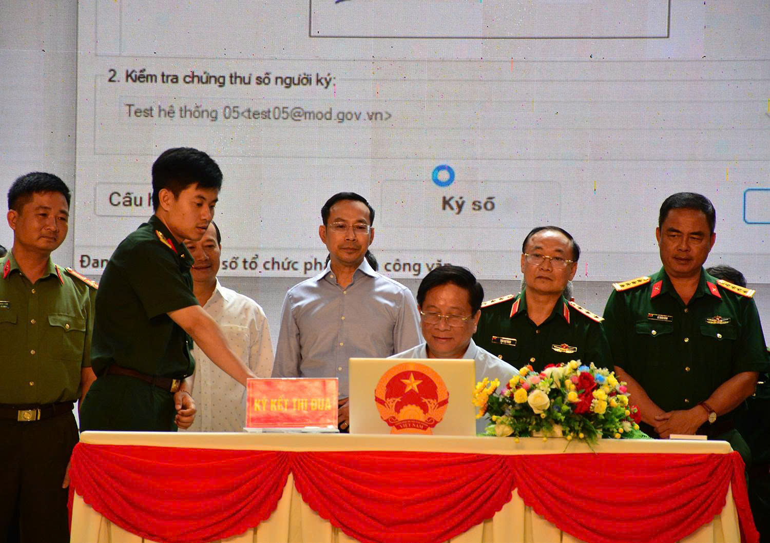 Chủ tịch UBND tỉnh An Giang Hồ Văn Mừng ký kết chống khai thác IUU - Ảnh T.A