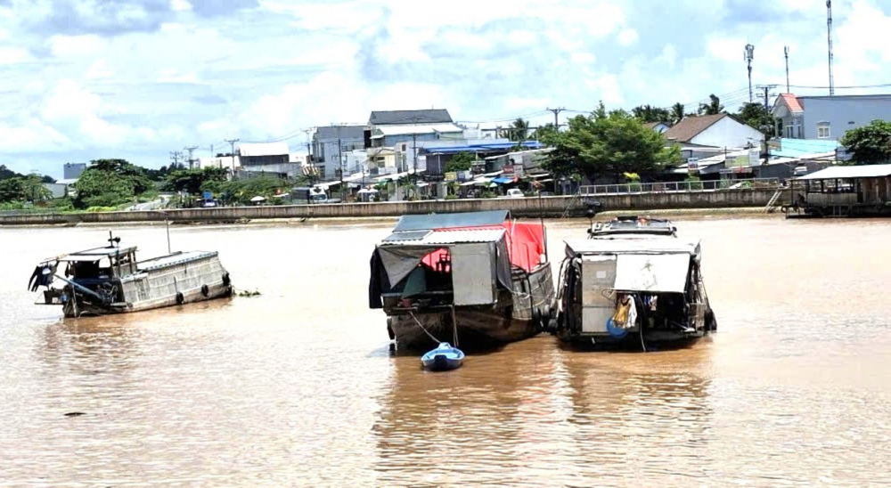 Sinh kế chìm theo đà suy tàn của chợ nổi Nhiều ghe chở nông sản làm nhà vệ sinh và phơi quần áo trên ghe, gây phản cảm ở chợ nổi Cái Răng (TP Cần Thơ) - ẢNH: HUỲNH LỢI