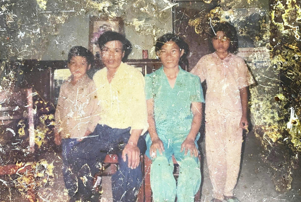 Bức ảnh ố màu nơi mái ấm đơn sơ vẫn luôn được cả gia đình tác giả nâng niu,  trân trọng - Ảnh do tác giả cung cấp