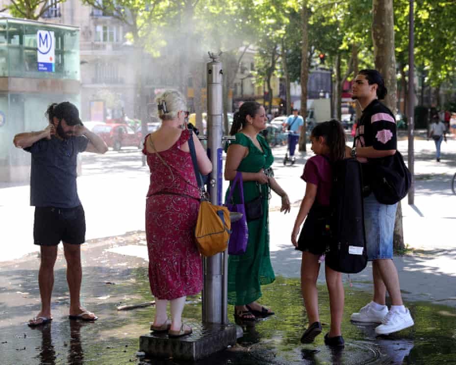 Người dân tìm cách giải nhiệt dưới vòi phun nước công cộng ở Paris, Pháp - Ảnh: Getty image