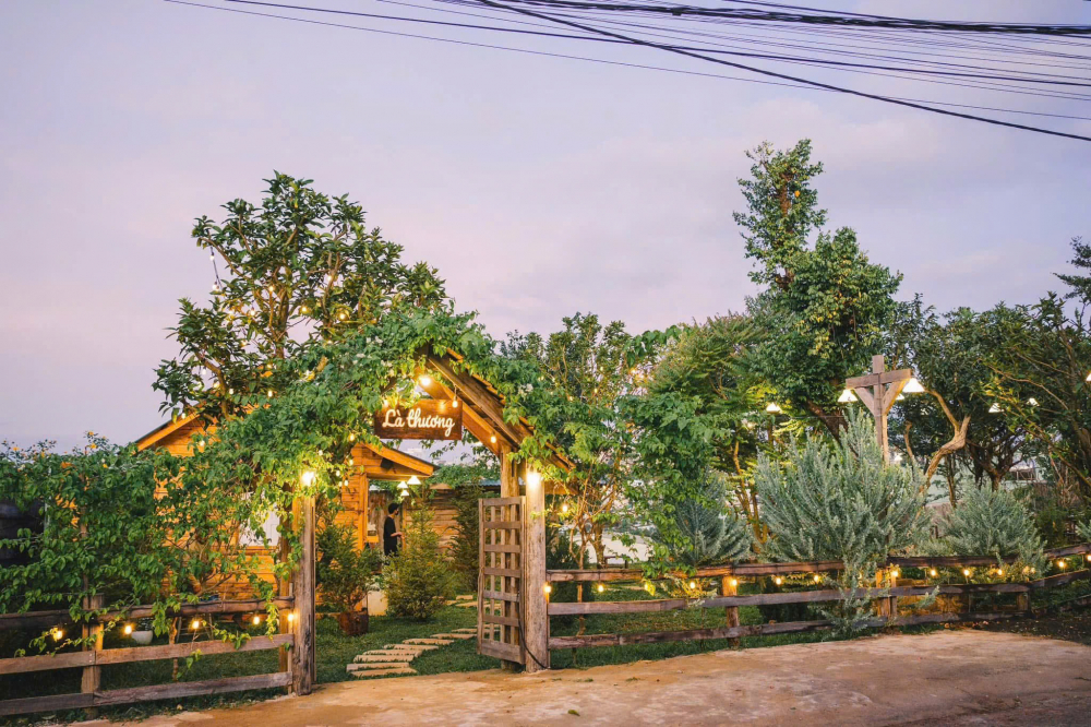 Trong hành trình khám phá Peliku, bạn cũng không nên bỏ qua những quán cà phê với chiếc view thơ mộng cùng phong cách mộc mạc.  Là Thương tọa lạc tại hẻm 302 Nguyễn Văn Cừ, thành phố Pleiku. Nằm trong một con hẻm nhỏ, tách biệt khỏi sự ồn ào của phố xá, mang đến một không gian yên tĩnh và thư giãn. Dù không nằm ngay mặt đường lớn, nhưng chính điều đó lại khiến quán trở thành một điểm đến lý tưởng cho những ai muốn tìm một góc riêng để tận hưởng sự bình yên giữa lòng phố núi.