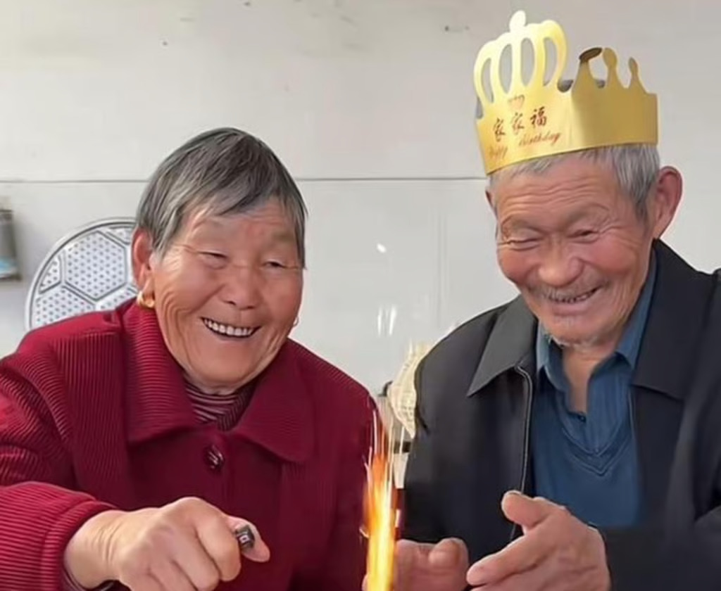Những khoảnh khắc đời thường ngọt ngào của ông Kaikai cùng người vợ l