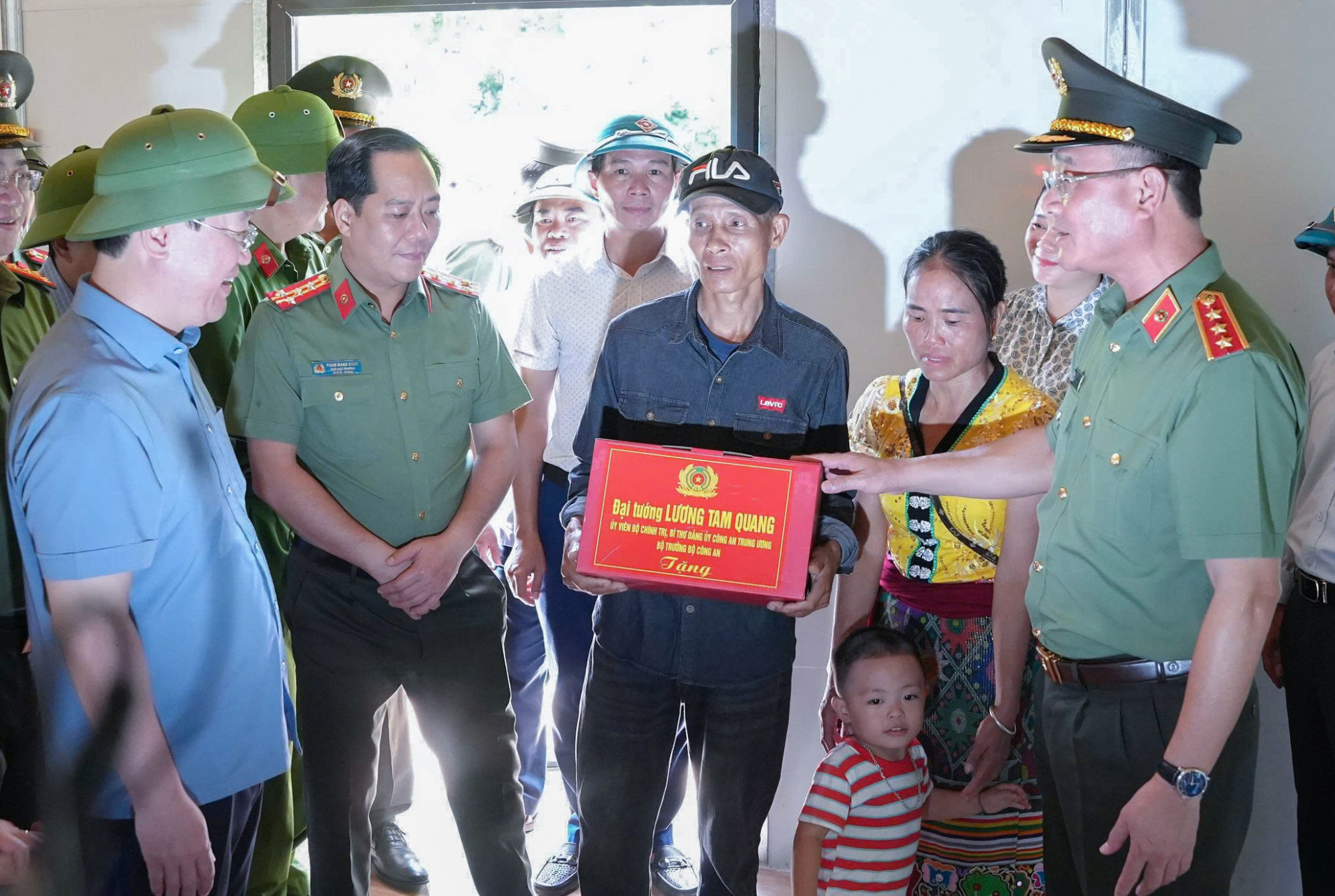 Thượng tướng Phạm Thế Tùng trao quà động viên gia đình chị Lương Ngọc Huế (trú xã Mỹ Lý) - Ảnh: Khánh Trung