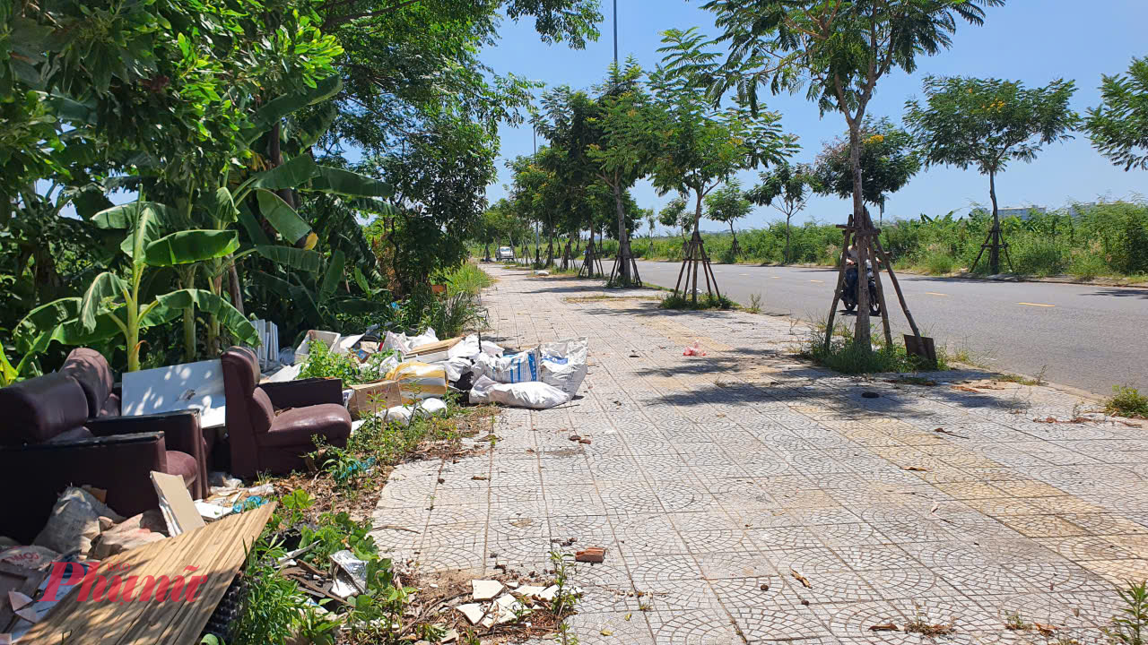 Hình ảnh nhếch nhác trên tuyến đường ven sông Cẩm Lệ