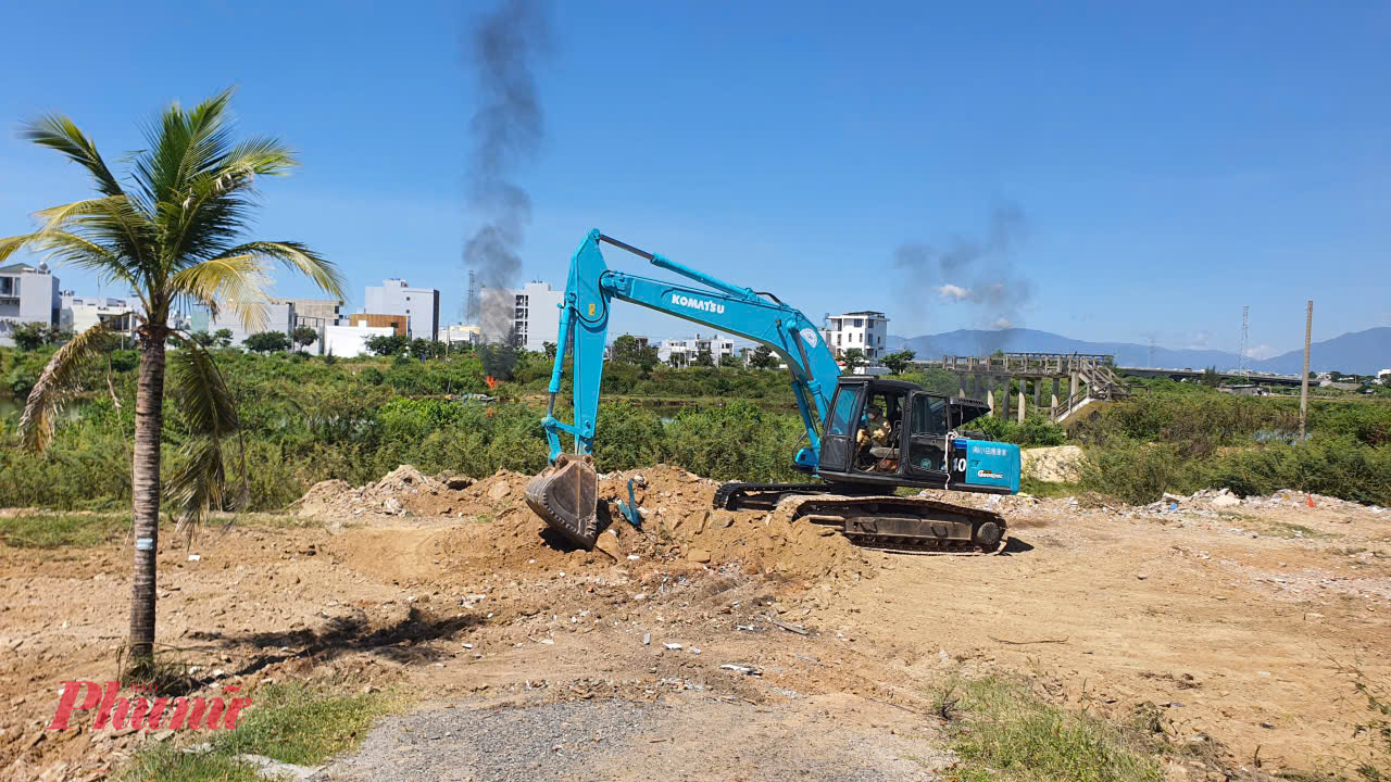 Rác sinh hoạt, rác xây dựng bị vứt quá nhiều bên bờ sông ở khu đô thị Đồng Nò, đơn vị có chức năng phải cho máy xuống san gạt tại chỗ