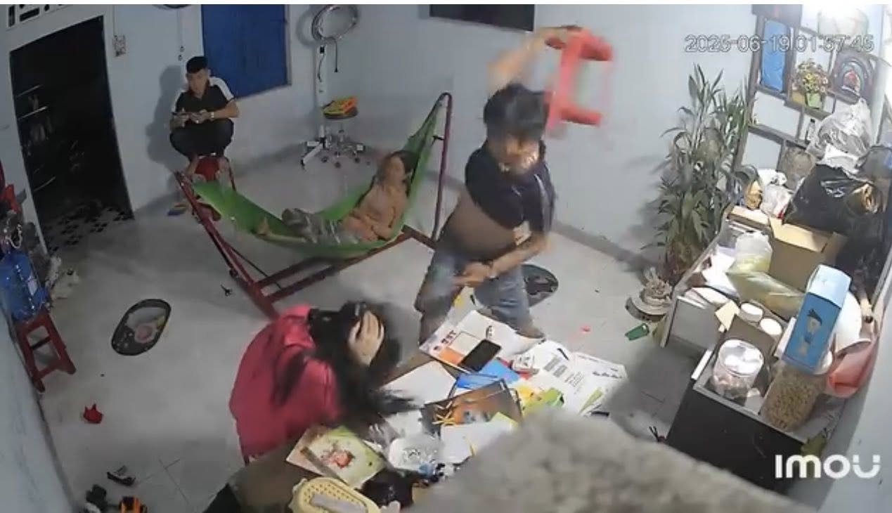 Hình ảnh từ clip do cô gái đăng tải lên mạng