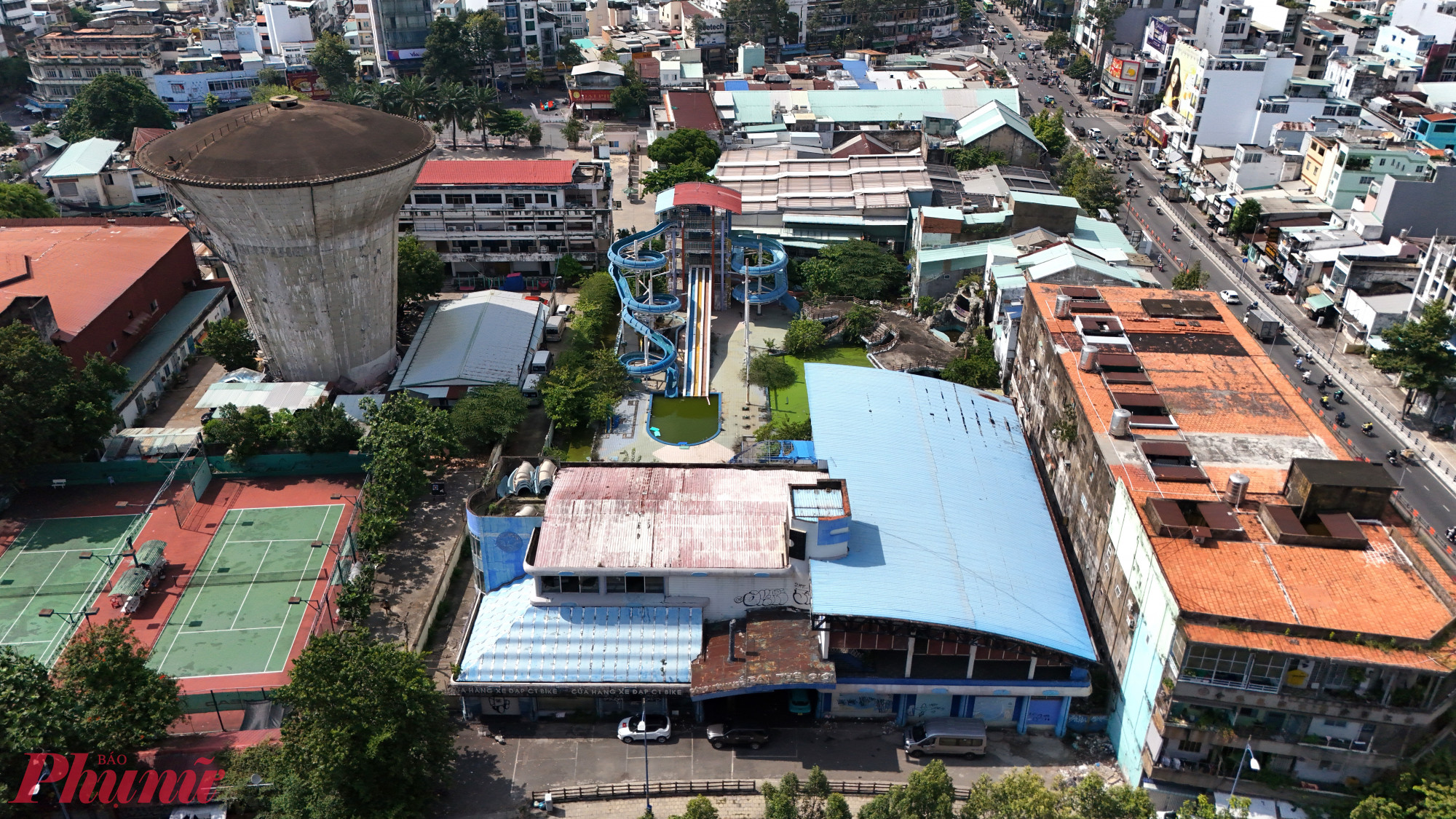 Công viên nước Đại Thế Giới đi vào hoạt động từ năm 1999, tọa lạc trên đường Võ Văn Kiệt (trước đây thuộc phường 6, quận 5, nay là phường An Đông). Đây từng là một trong những điểm vui chơi giải trí nổi bật của TPHCM, sánh ngang cùng các địa danh như công viên Đầm Sen và Thảo Cầm Viên. 