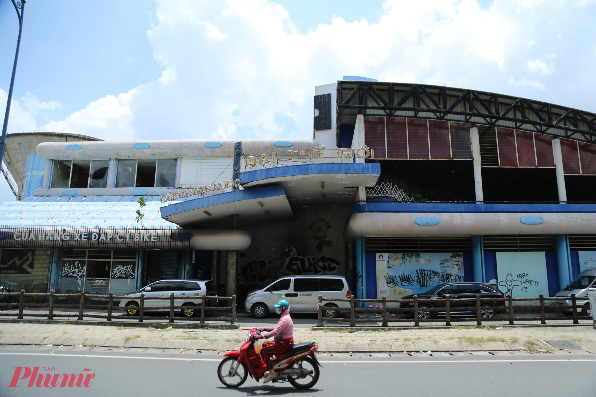 Tuy nhiên, từ đầu năm 2020, công viên nước Đại Thế Giới bất ngờ ngừng hoạt động và kể từ đó, khu vực này bị bỏ hoang, gây tiếc nuối cho nhiều người từng gắn bó với nơi đây.