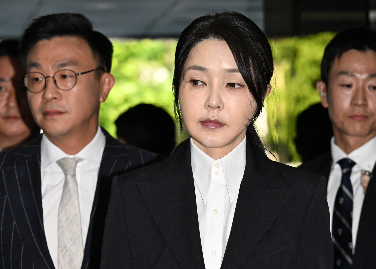 Cựu đệ nhất phu nhân Kim Keon Hee (ở giữa) đến Tòa án quận trung tâm Seoul ở quận Seocho, phía nam Seoul, để tham dự phiên điều trần về lệnh bắt giữ vào sáng 12/8 - Ảnh: Yonhap