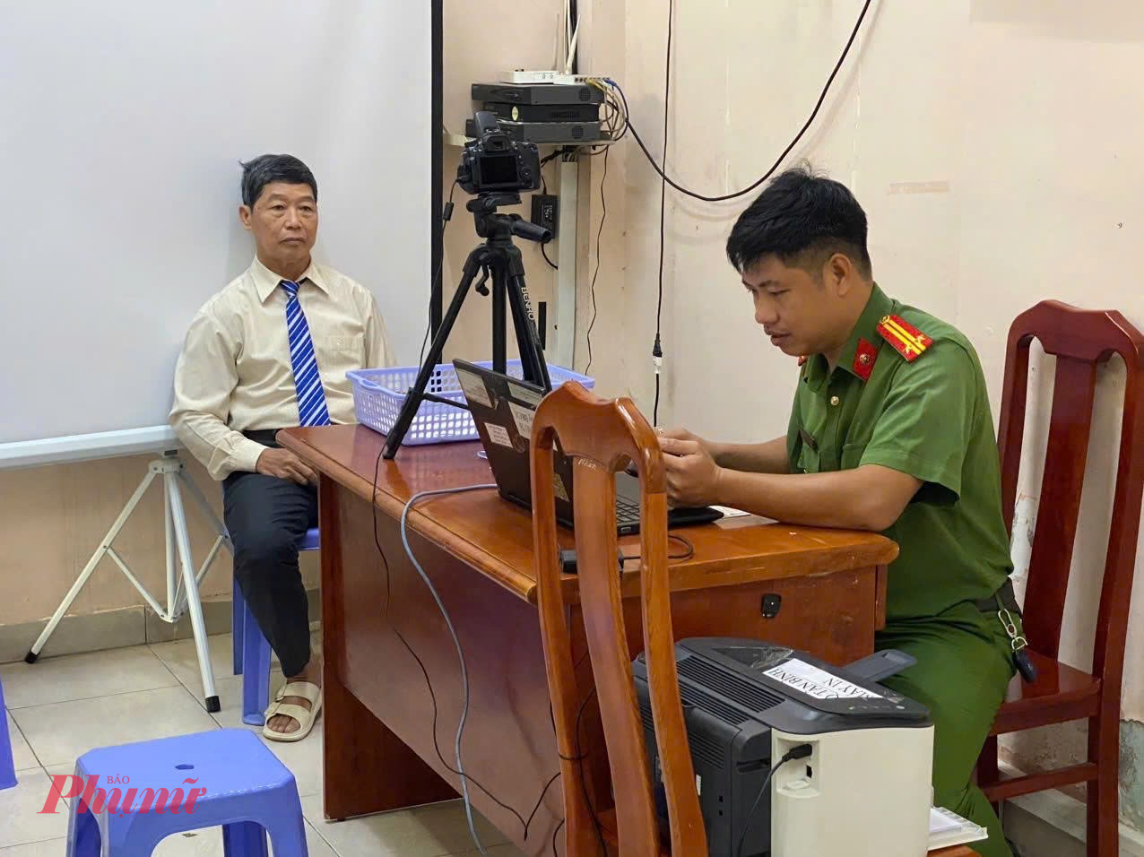 Phường Tân Sơn Nhất cấp đổi thẻ đảng viên cả cuối tuần để kịp tiến độ - Ảnh: Thanh Tâm
