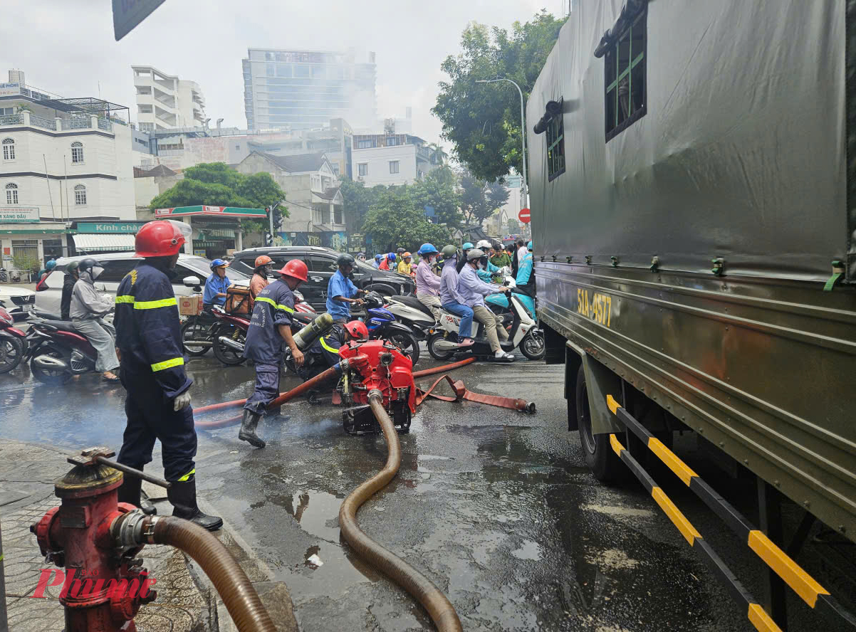 Ngoài 2 xe chữa cháy đang trực tiếp dập lửa tại hiện trường, đội chữa cháy cứu hộ cứu nạn cũng huy động thêm lực lượng lấy nước từ 